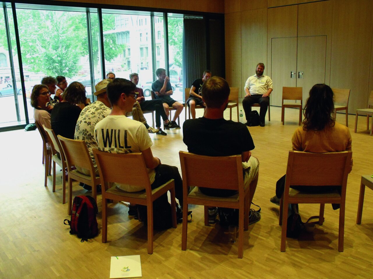 Auswertungsrunde bei einem Bar Camp.